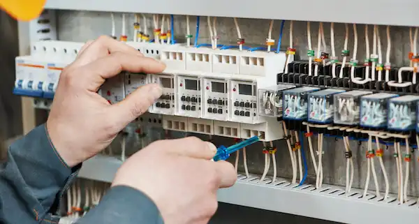 Plumbing and electrical field service software with emergency dispatch and on-site reporting